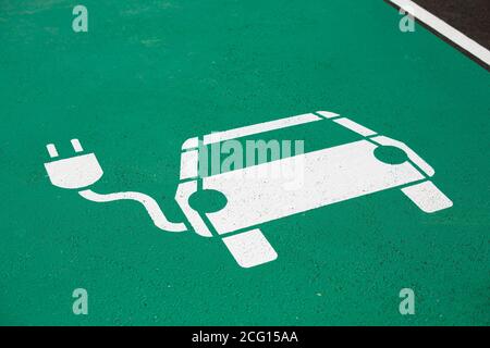 Simbolo del parcheggio sulla strada per le auto elettriche che vengono addebitate Foto Stock