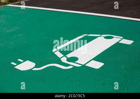 Simbolo del parcheggio sulla strada per le auto elettriche che vengono addebitate Foto Stock