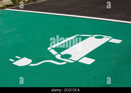 Simbolo del parcheggio sulla strada per le auto elettriche che vengono addebitate Foto Stock