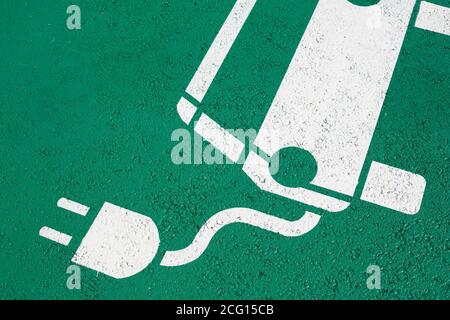 Simbolo del parcheggio sulla strada per le auto elettriche che vengono addebitate Foto Stock