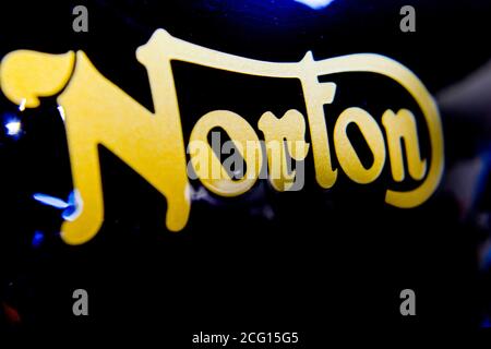 Logo Norton Commando 961SE sul lato del serbatoio della benzina in oro su nero Foto Stock