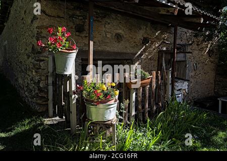 Il piccolo e pittoresco villaggio di Amazas (Oulx) nella valle di Susa. (Piemonte, Italia) Foto Stock