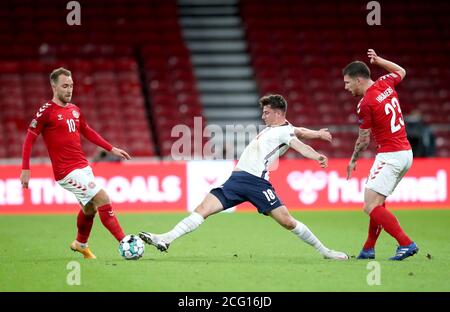 Inghilterra Mason Mount (centro) combatte per la palla con Christian Eriksen (a sinistra) e Pierre-Emile Hojbjerg in Danimarca durante la UEFA Nations League Group 2, League A match al Parken Stadium, Copenaghen. Foto Stock