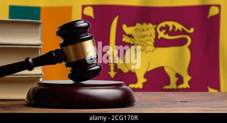 Giustizia e concetto di corte nella Repubblica Democratica socialista dello Sri Lanka. Giudica il martello su uno sfondo di bandiera. Foto Stock