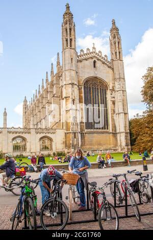 Turisti turisti turisti turisti visitatori e turisti che si godono il sole estivo Fuori Kings collage Cambridgeshire Foto Stock