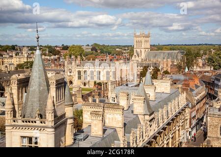 Vista aerea dall'alto delle chiese storiche dei collage e degli edifici universitari della città di Cambridge, presi dalla torre della Chiesa di Santa Maria Foto Stock