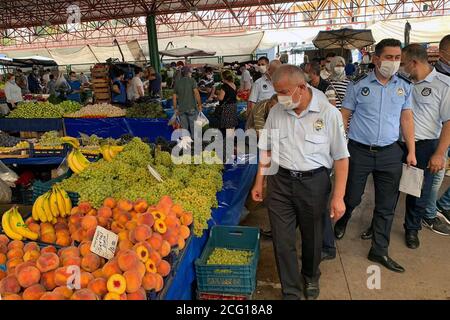 Ankara, Turchia. 8 Settembre 2020. I poliziotti che indossano maschere esaminano gli standard igienici di un mercato ad Ankara, Turchia, l'8 settembre 2020. La Turchia ha confermato 1,761 nuovi casi COVID-19 martedì, portando il totale dei pazienti diagnosticati a 283,270, ha annunciato il Ministero della Salute turco. Credit: Mustafa Kaya/Xinhua/Alamy Live News Foto Stock