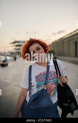 Giovane alternativa divertente ragazza rossa attaccando la lingua fuori Foto Stock