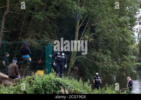 Denham, Regno Unito. 7 Settembre 2020. Gli agenti di applicazione del National Eviction Team cercano di impedire agli attivisti della ribellione HS2 di interrompere il taglio degli alberi in combinazione con il collegamento ferroviario ad alta velocità HS2 nel Denham Country Park. Gli attivisti anti-HS2 continuano a cercare di prevenire o ritardare i lavori sul controverso progetto £106 miliardi per il quale la fase di costruzione è stata annunciata il 4 settembre da una serie di campi di protezione basati lungo il percorso della linea tra Londra e Birmingham. Credit: Mark Kerrison/Alamy Live News Foto Stock
