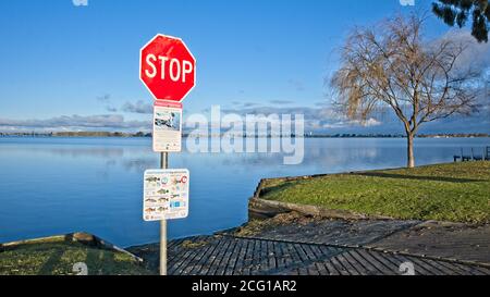 Stop e albero sulla riva del lago Mulwala Australia Foto Stock