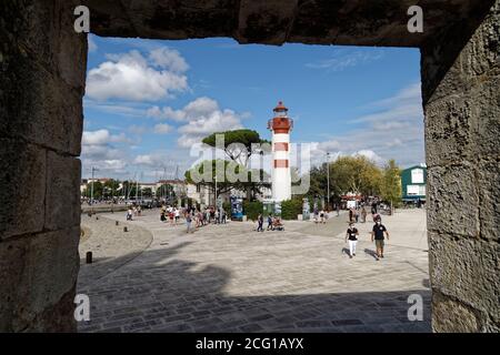 La Rochelle, Francia. 21 Agosto 2020. Faro nel vecchio porto di la Rochelle, Charente-Maritime, Francia. Foto Stock