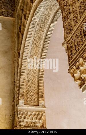 Una porta ad arco del Palazzo dell'Alhambra di Granada, in Spagna, mostra dettagli scolpiti Foto Stock