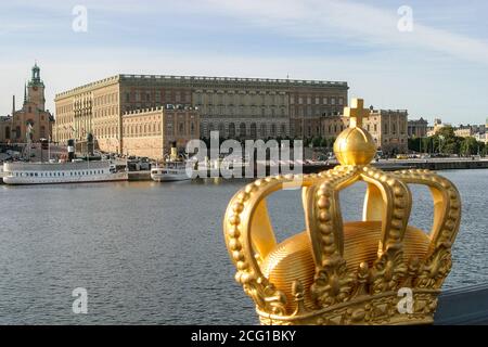 Il Palazzo reale e lo Storkyrkan a Stoccolma hanno visto da Skeppsholmsbron. Foto Stock