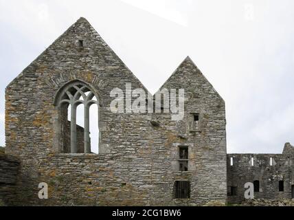 Finestra a muro e resti di Sherkin Frary ex convento francescano sull'isola irlandese, Sherkin Island, West Cork, Irlanda. Foto Stock