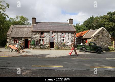 Molly Gallivan's cottage in pietra a lato della contea di Kerry Irlanda strada, centro turistico e turistico con arte e artigianato aperto al pubblico. Foto Stock