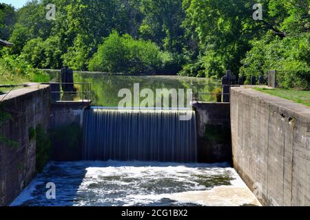 Wyanet, Illinois, Stati Uniti. Nastri d'acqua che scorrono da un canale d'acqua nella serratura di canale Hennepin n. 12.