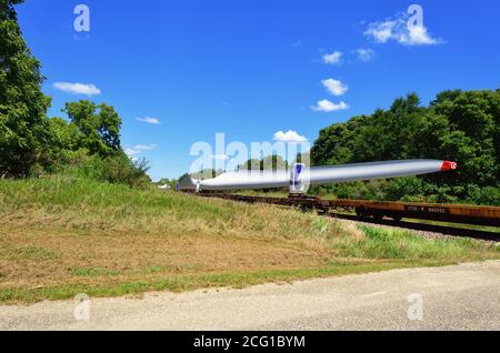 Sheffield, Illinois, Stati Uniti. Un treno merci Iowa Interstate Railroad che trasporta carichi di pale eoliche specializzate e di grandi dimensioni. Foto Stock