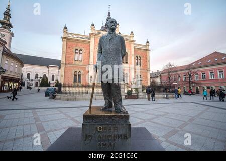 NOVI SAD, SERBIA - 4 DICEMBRE 2016: Statua del poeta serbo Jovan Jovanovic Zmaj di fronte al Palazzo Vladicin Dvor nel centro di Novi Sad, provincia di Foto Stock