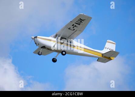 Aereo Cessna 172M Skyhawk bianco e marrone in volo dopo Decollo dall'aeroporto di Rockcliffe a Ottawa Foto Stock