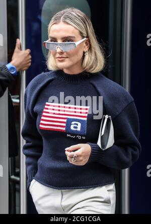 Perrie Edwards di Little Mix visto in partenza dai Global radio Studios di Londra. Foto Stock