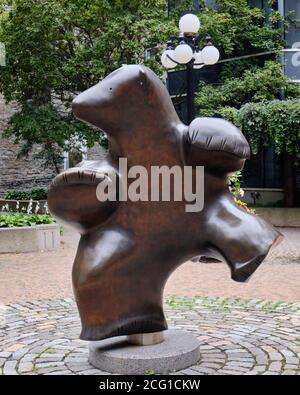 Statua di bronzo intitolata Dancing Bear creata da Pauta Saila , a Ottawa Canada Foto Stock