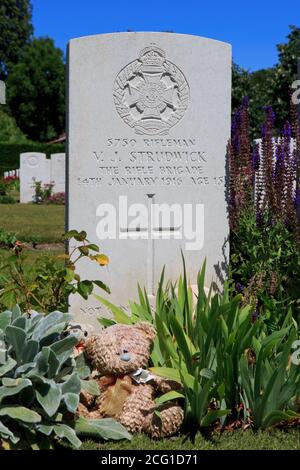 Tomba dell'inglese (esercito britannico) 15 anni privato Valentine Joe Strudwick (1900–1916) al cimitero Essex Farm a Ypres, Belgio Foto Stock