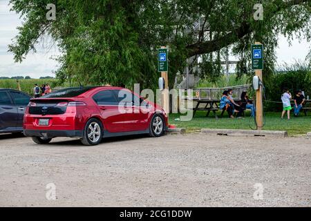 Ricarica delle batterie Chevrolet Volt presso la stazione di ricarica Parks Canada Tesla al Point Pelee National Park, Leamington, Ontario, Canada Foto Stock