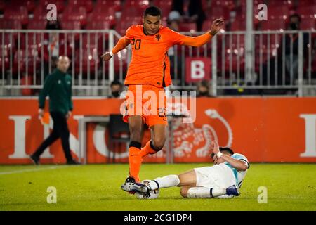 Cody Gakpo (Olanda u21) duelli Nicholas Mickelson (Norvegia u21) durante le qualifiche europee Olanda-Norvegia U21 il 8 settembre 2020 ad Almere, Paesi Bassi Foto di SCS/Sander Chamid/AFLO Foto Stock