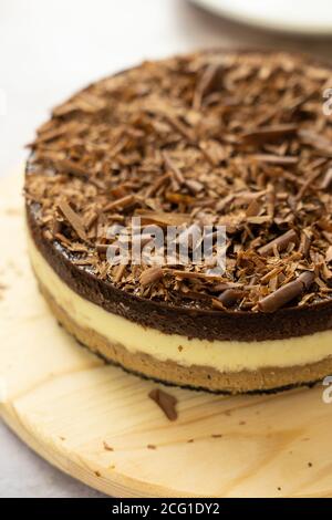 Torta al formaggio con tre strati di cioccolato Foto Stock