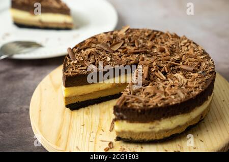 Torta al formaggio con tre strati di cioccolato Foto Stock