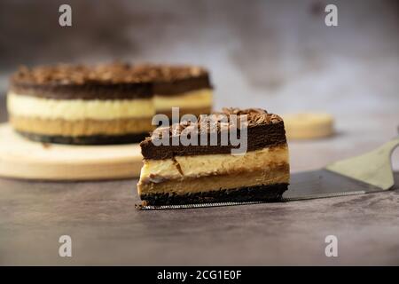 Torta al formaggio con tre strati di cioccolato Foto Stock