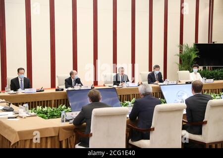 Pechino, Cina. 8 Settembre 2020. Il vice Premier cinese Hu Chunhua presiede un simposio con le associazioni estere di imprese in Cina a Pechino, capitale della Cina, l'8 settembre 2020. Credit: Ding Haitao/Xinhua/Alamy Live News Foto Stock