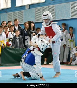 Orenburg, Russia - 19 ottobre 2019: I ragazzi gareggiano in taekwondo al campionato aperto di Orenburg Taekwondo Foto Stock