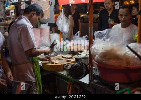 CHINATOWN BANGKOK, THAILANDIA - 11 novembre 2018: Carrello alimentare notturno. Foto Stock