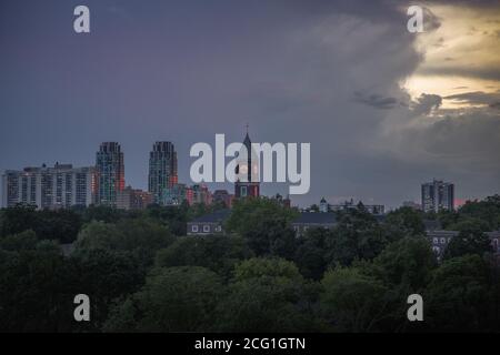 Toronto, l'area residenziale di lusso di Eglinton e Forest Hill, ambita da famiglie di classe media e superiore e da sviluppatori dell'Ontario Foto Stock