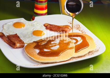 Colazione con pancetta, uova, pancake e pane tostato. Foto di alta qualità Foto Stock