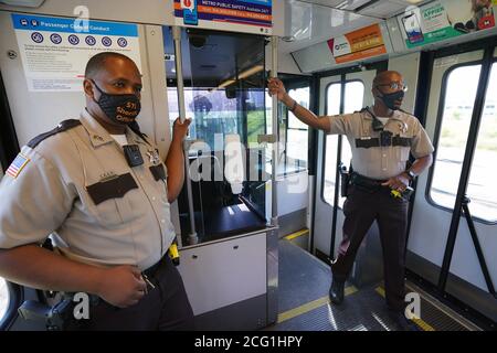 St. Louis, Stati Uniti. 8 settembre 2020. I membri del St. Louis Sheriff's Department cavalcano il treno metropolitano dopo che è stato annunciato che l'agenzia avrebbe fornito sicurezza per proteggere i piloti a St. Louis martedì 8 settembre 2020. Photo by Bill Greenblatt/UPI Credit: UPI/Alamy Live News Foto Stock