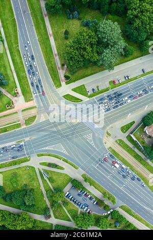 paesaggio urbano - crocevia con traffico automobilistico in zona residenziale. vista dall'alto foto aerea Foto Stock