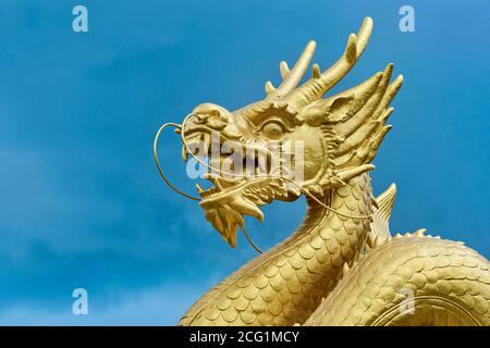 La testa della statua di Hai Leng Ong o del Golden Dragon Monument nel Queen Sirikit Park, Phuket Town, Phuket, Thailandia Foto Stock