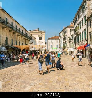 Cattaro, Montenegro - 24 agosto 2017: Vista della Piazza delle armi nel centro storico di Cattaro. Cattaro è una città sulla costa montenegrina, situata nella baia di Foto Stock
