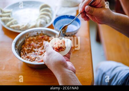 Uno chef sta facendo gnocchi Foto Stock