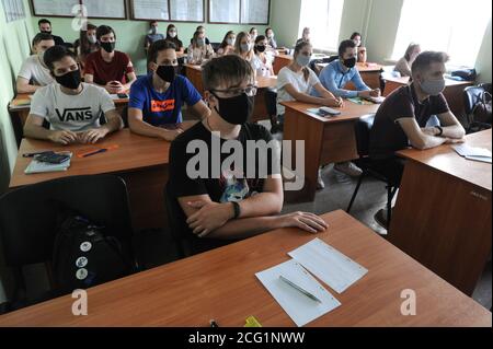 Tambov, Russia. 8 settembre 2020. Gli studenti dell'Università di Tambov sono visti indossare maschere protettive in classe come precauzione contro Covid-19.Students in molte università russe dal 1 settembre stanno frequentando le lezioni fisicamente dopo molti mesi di lezioni in linea. Gli studenti sono tenuti a indossare maschere protettive mentre si trovano all'Università in conformità con tutti i requisiti anti-epidemici relativi all'infezione da coronavirus. Credit: SOPA Images Limited/Alamy Live News Foto Stock