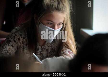 Tambov, Russia. 8 settembre 2020. Una studentessa di Tambov University è visto indossare una maschera protettiva in classe come precauzione contro Covid-19.Students in molte università russe dal 1 settembre sono stati frequentando le classi fisicamente dopo molti mesi di lezioni online. Gli studenti sono tenuti a indossare maschere protettive mentre si trovano all'Università in conformità con tutti i requisiti anti-epidemici relativi all'infezione da coronavirus. Credit: SOPA Images Limited/Alamy Live News Foto Stock