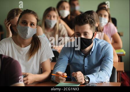 Tambov, Russia. 8 settembre 2020. Gli studenti dell'Università di Tambov sono visti indossare maschere protettive in classe come precauzione contro Covid-19.Students in molte università russe dal 1 settembre stanno frequentando le lezioni fisicamente dopo molti mesi di lezioni in linea. Gli studenti sono tenuti a indossare maschere protettive mentre si trovano all'Università in conformità con tutti i requisiti anti-epidemici relativi all'infezione da coronavirus. Credit: SOPA Images Limited/Alamy Live News Foto Stock