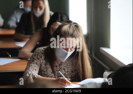 Tambov, Russia. 8 settembre 2020. Le studentesse della Tambov University sono viste indossare maschere protettive in classe come precauzione contro Covid-19.Students in molte università russe dal 1 settembre stanno frequentando le classi fisicamente dopo molti mesi di lezioni in linea. Gli studenti sono tenuti a indossare maschere protettive mentre si trovano all'Università in conformità con tutti i requisiti anti-epidemici relativi all'infezione da coronavirus. Credit: SOPA Images Limited/Alamy Live News Foto Stock