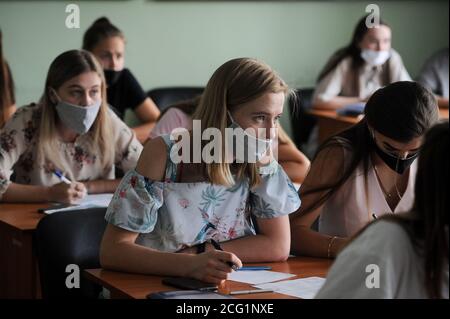 Tambov, Russia. 8 settembre 2020. Le studentesse della Tambov University sono viste indossare maschere protettive in classe come precauzione contro Covid-19.Students in molte università russe dal 1 settembre stanno frequentando le classi fisicamente dopo molti mesi di lezioni in linea. Gli studenti sono tenuti a indossare maschere protettive mentre si trovano all'Università in conformità con tutti i requisiti anti-epidemici relativi all'infezione da coronavirus. Credit: SOPA Images Limited/Alamy Live News Foto Stock