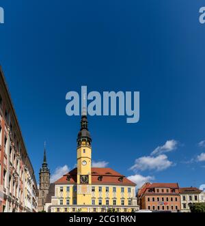 "Bautzen, Sassonia / Germania - 7 settembre 2020: Il municipio storico e la piazza nel centro di Bautzen" Foto Stock