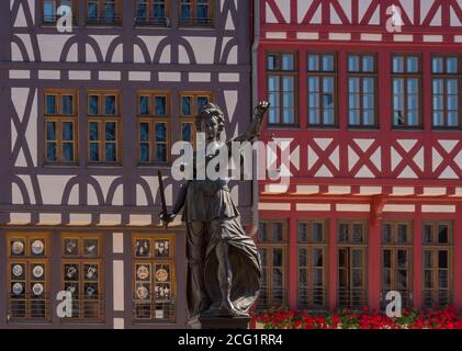 Statua dama giustizia di fronte alle case a graticcio sul Roemerberg a Francoforte, Germania, di fronte alle case a graticcio sul Roemerber Foto Stock