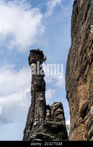 Schweizermuehle, Sassonia / Germania - 6 settembre 2020: Scalatori di roccia in cima a una colonna rocciosa nelle montagne di Elbsandstone, in Svizzera sassone Foto Stock