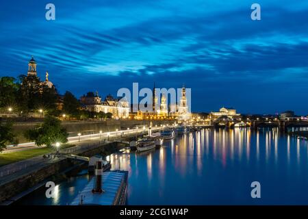 Dresda, Sassonia / Germania - 3 settembre 2020: Vista della capitale sassone Dresda e del fiume Elba di notte Foto Stock